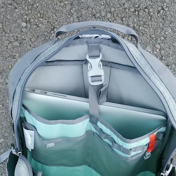 HOST PICK ⚡ NEW Mountain Hardwear 21L Zoan backpack grey, white & purple unisex - Picture 4 of 4